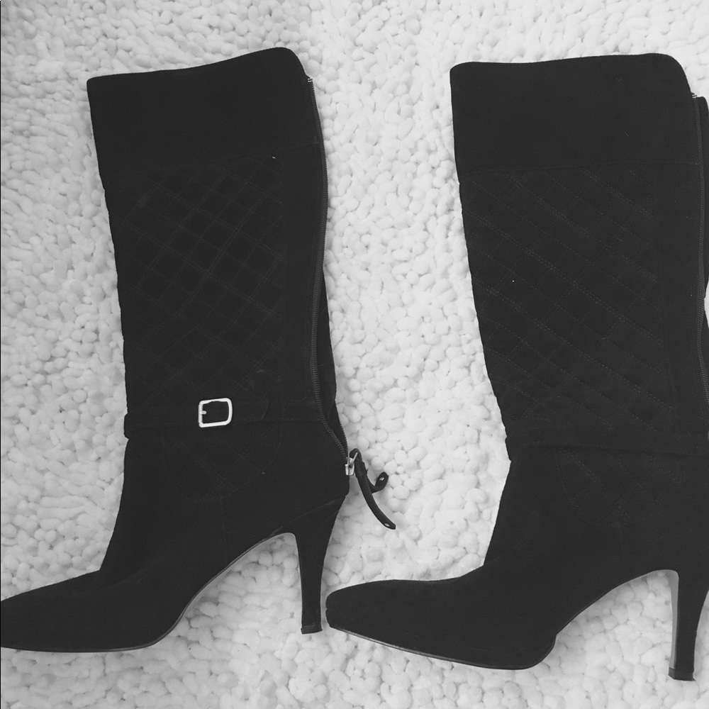 Black boots with low heel